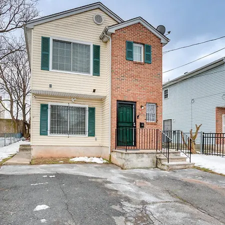Cozy Newark Getaway About 15 Mi To Manhattan!
